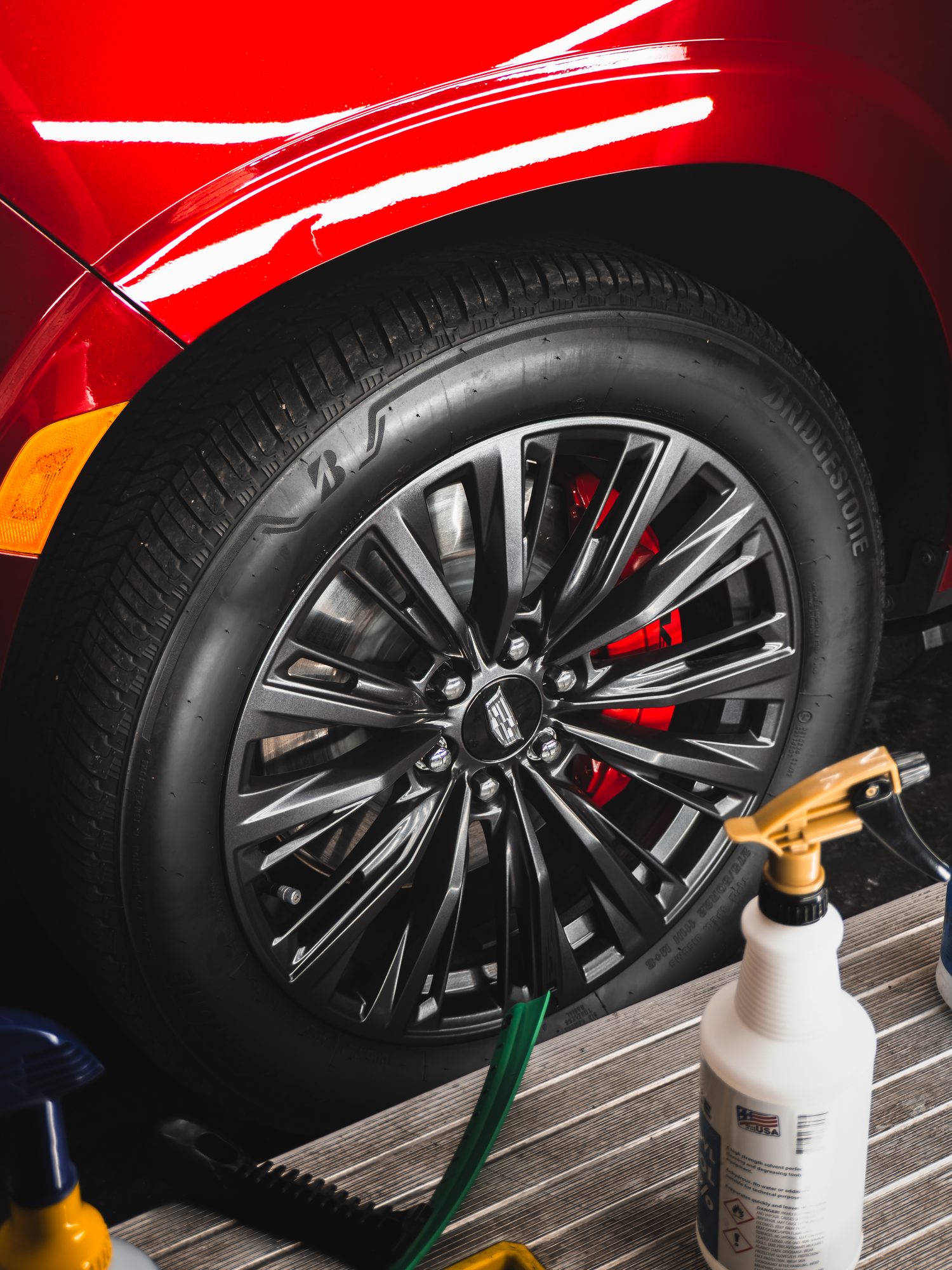 Cadillac Escalade-V wheel and red caliper
